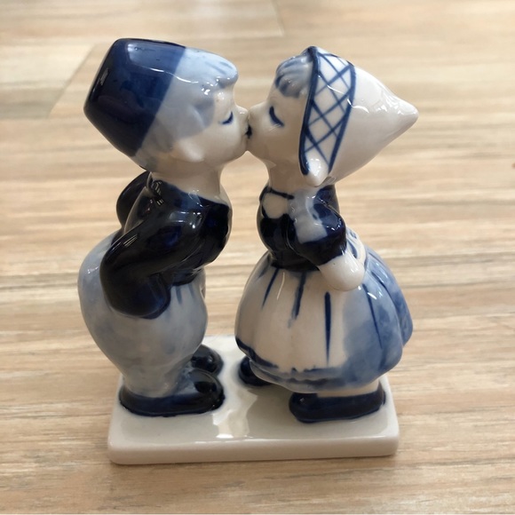 Delfts Blue Kissing Couple Figurine - Picture 6 of 10